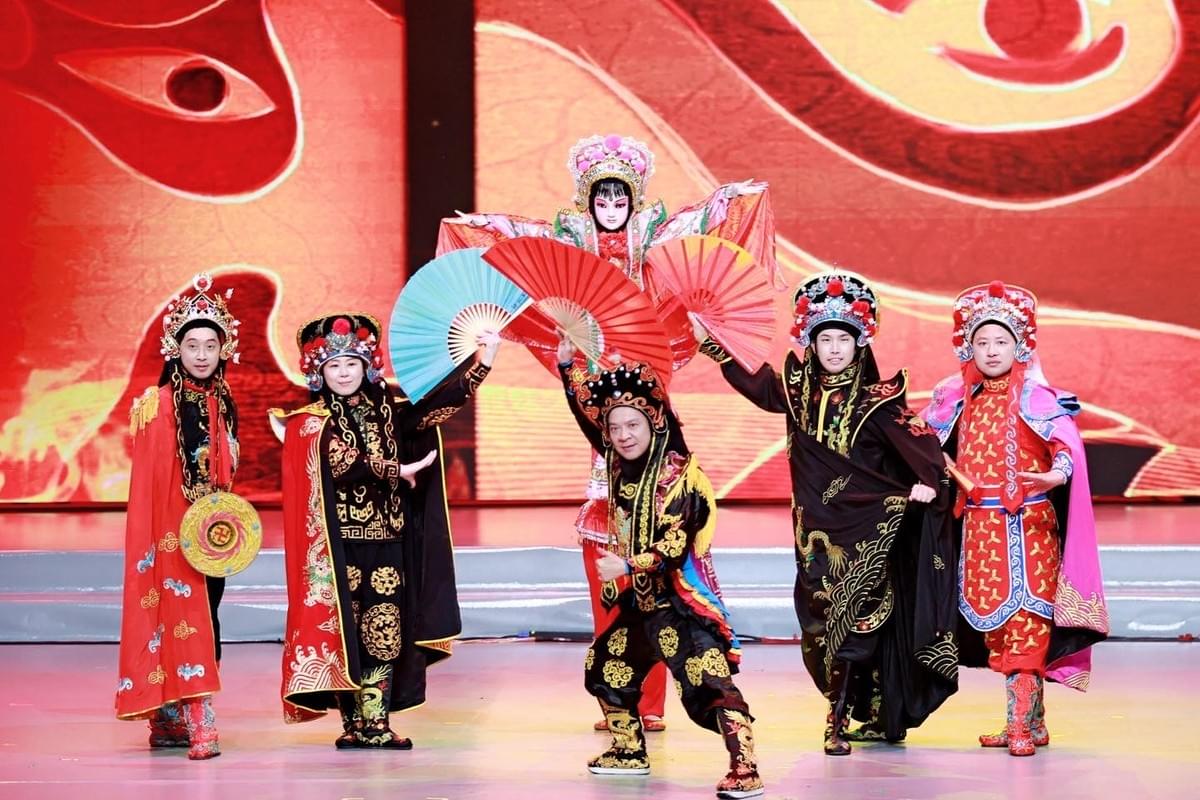 姜潤（右から二番目）と四川省成都の役者達 変面ショーin 四川省成都