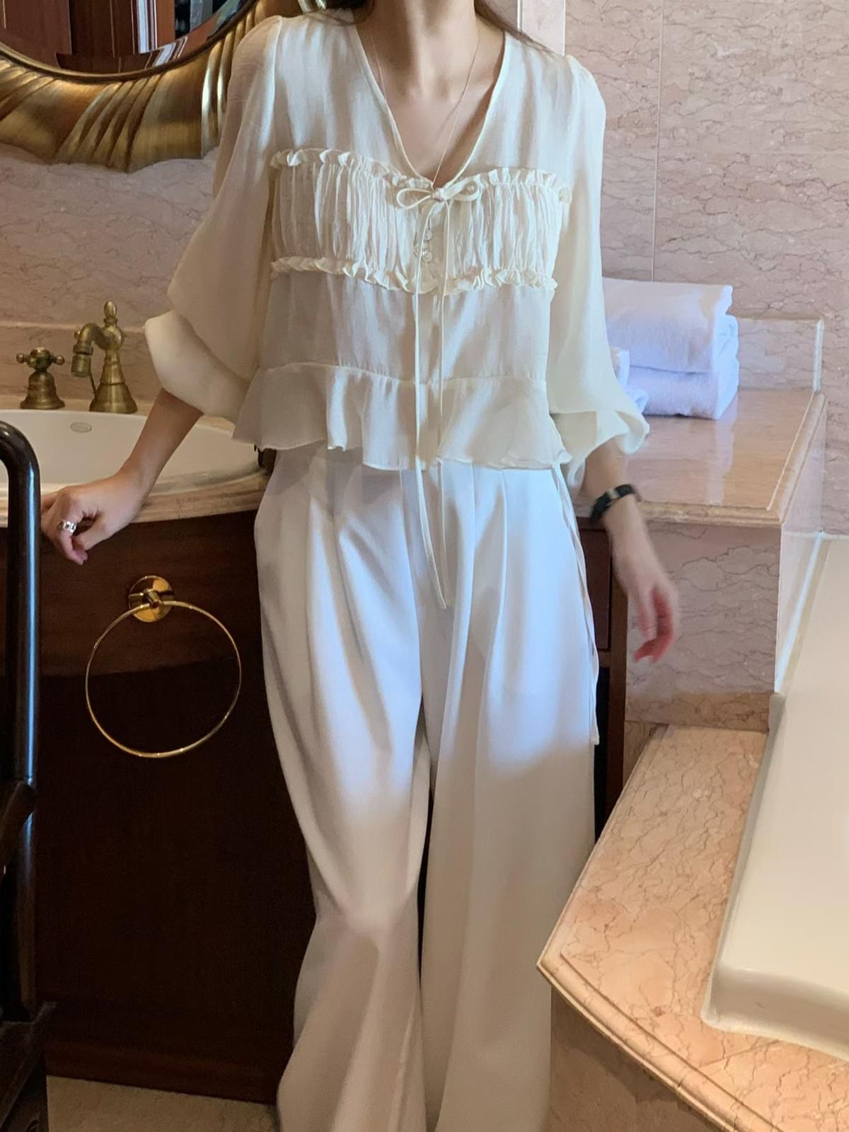 [25F1008]氣質偶膩V領蝴蝶結綁帶荷葉邊短版天絲上衣(兩色)