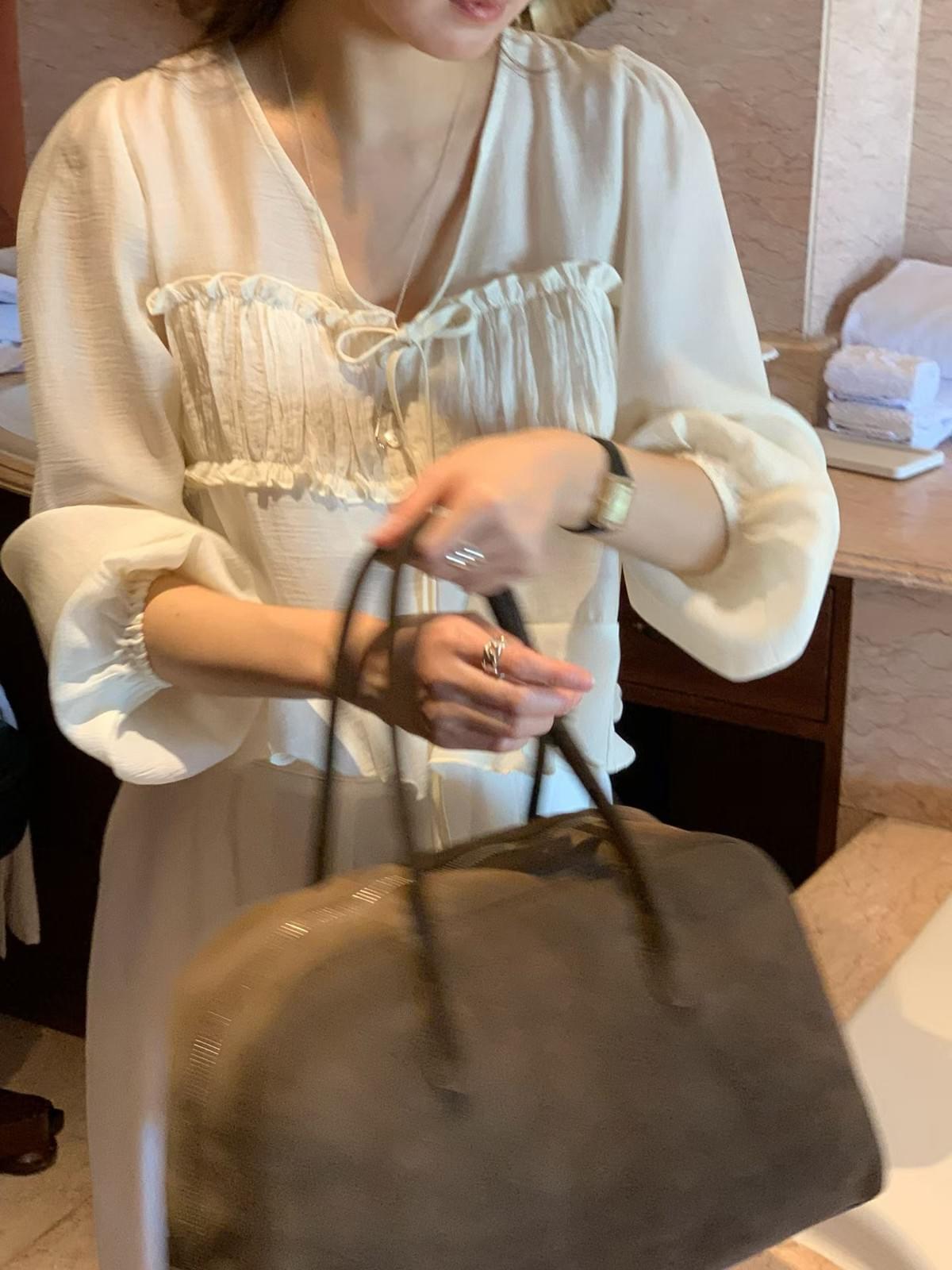 [25F1008]氣質偶膩V領蝴蝶結綁帶荷葉邊短版天絲上衣(兩色)