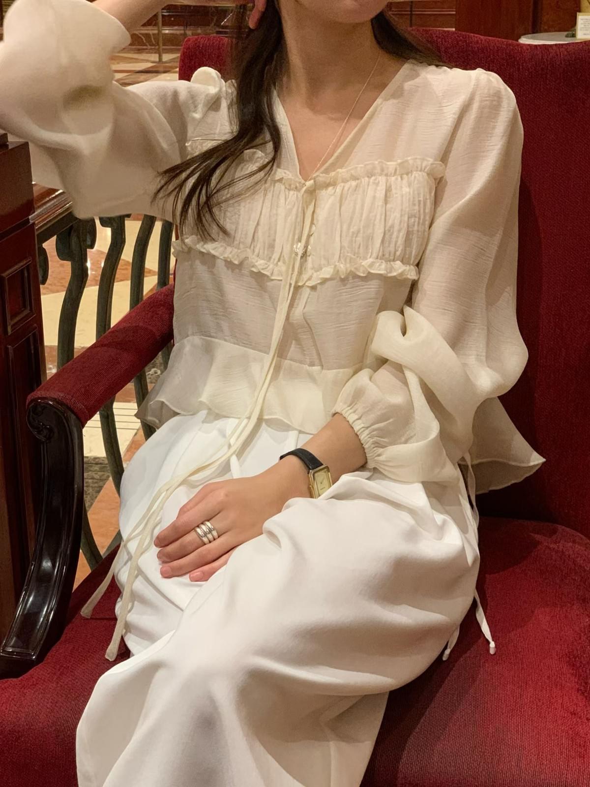 [25F1008]氣質偶膩V領蝴蝶結綁帶荷葉邊短版天絲上衣(兩色)