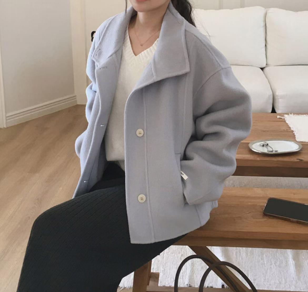 [25W1115]俐落高領翻領兩穿中短版手工羊毛大衣(三色)
