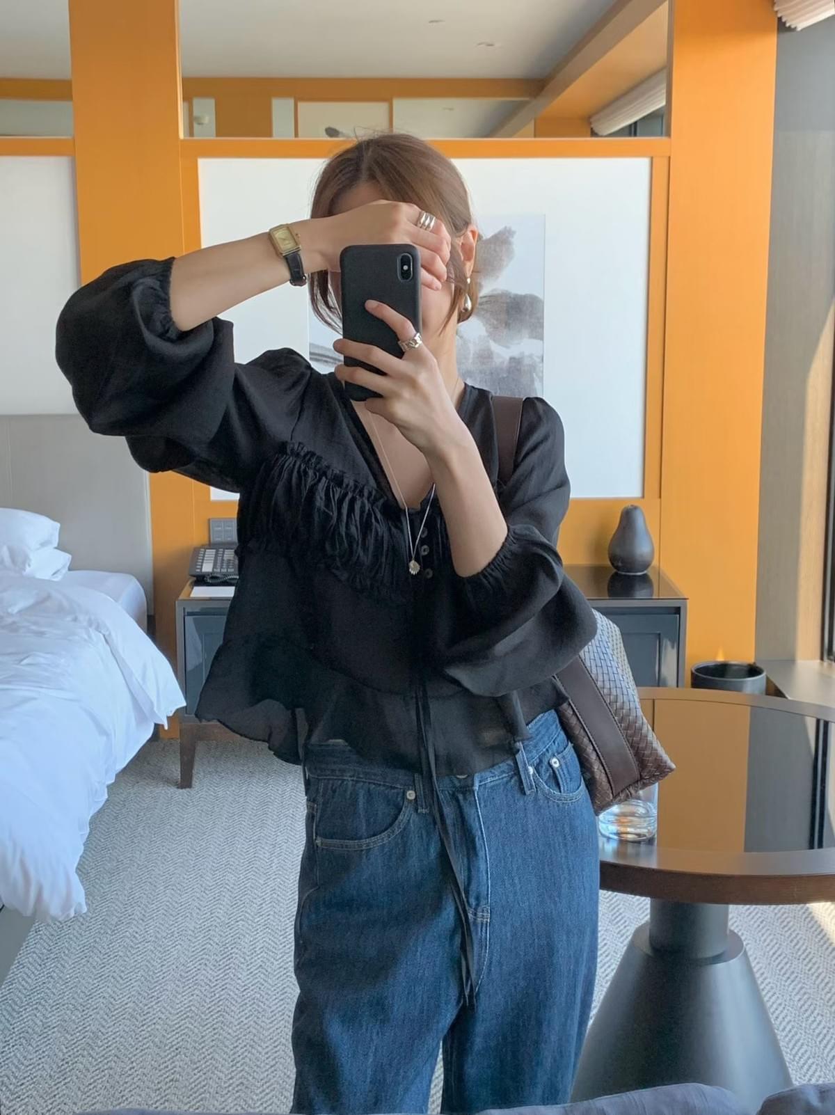 [25F1008]氣質偶膩V領蝴蝶結綁帶荷葉邊短版天絲上衣(兩色)