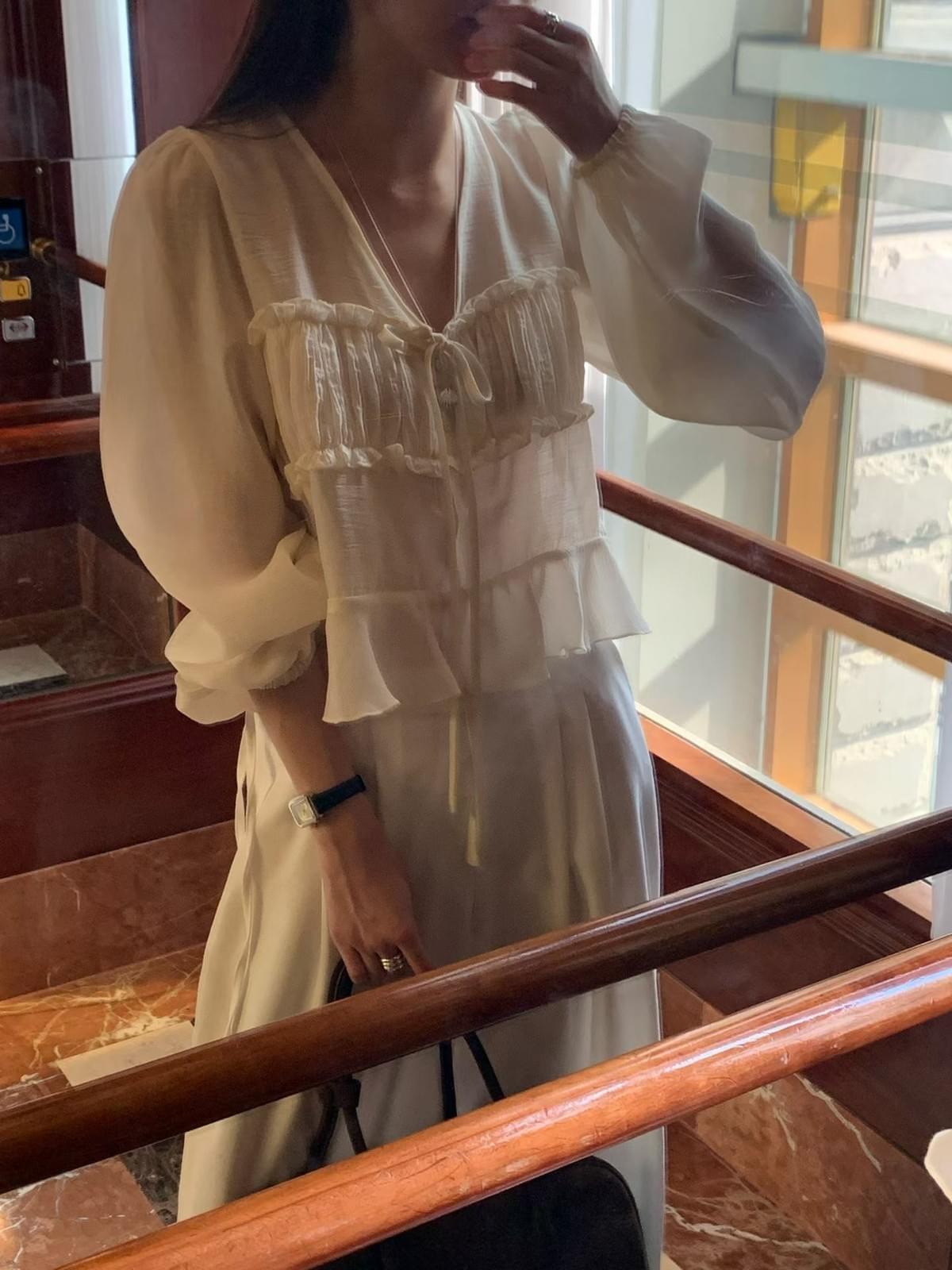 [25F1008]氣質偶膩V領蝴蝶結綁帶荷葉邊短版天絲上衣(兩色)