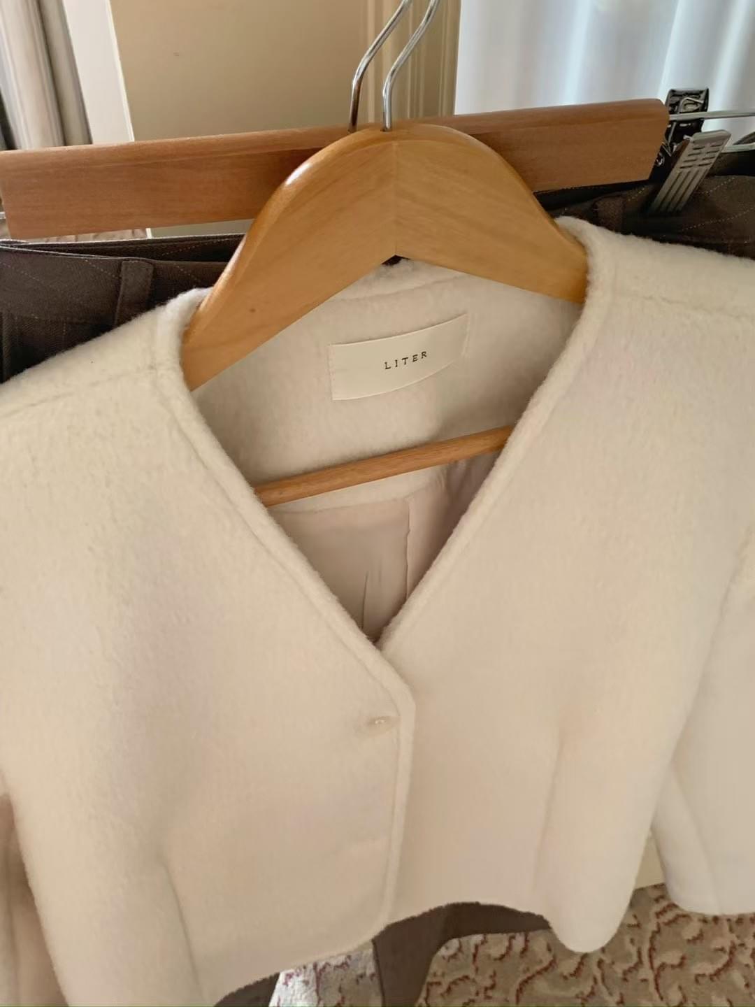 25F1010]氣質滿分短版V領雙排扣羊毛外套（兩色）