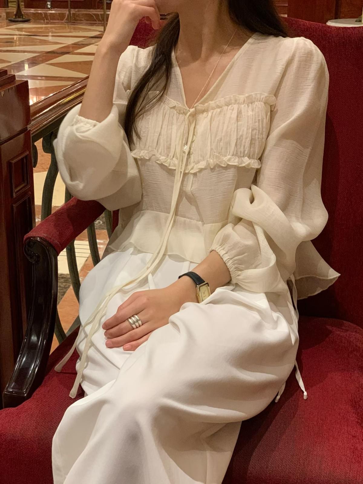 [25F1008]氣質偶膩V領蝴蝶結綁帶荷葉邊短版天絲上衣(兩色)