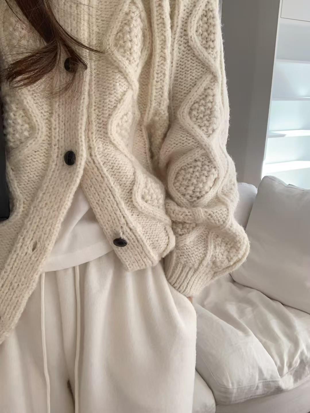 [25Ｗ1108]立體麻花軟糯羊毛粗針織外套（兩色）