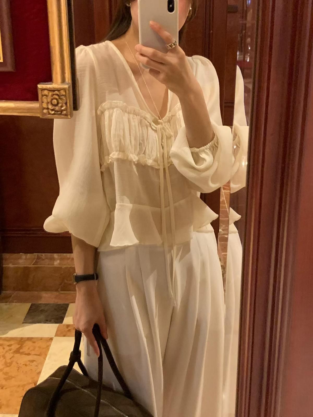 [25F1008]氣質偶膩V領蝴蝶結綁帶荷葉邊短版天絲上衣(兩色)