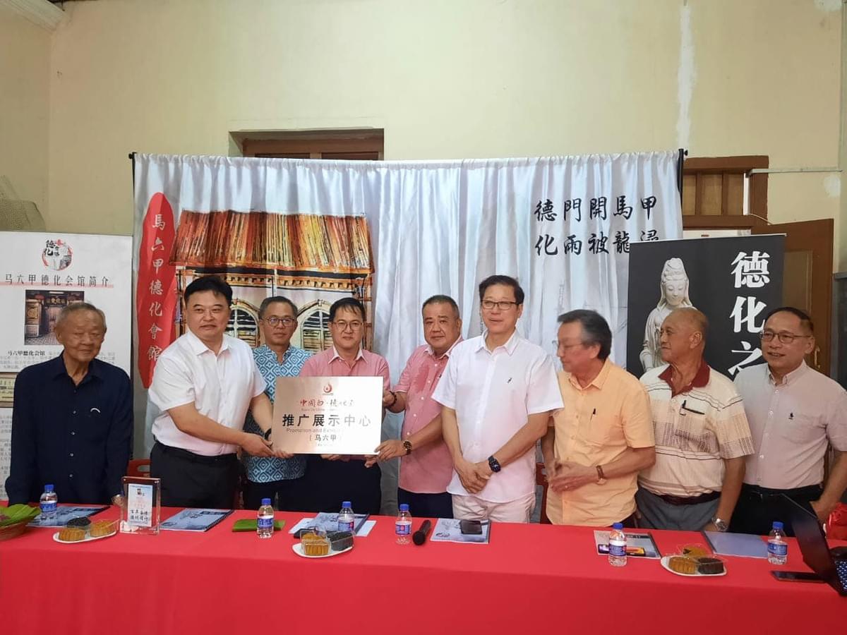 Dehua Guild actively participates in social public welfare activities, including education assistance, poverty alleviation, and environmental protection projects, striving to contribute our strength to society and care for every person in need of help. public welfare activity What are we doing Malacca Teck Hua Huay Kuan is one of Malaysia's long-established Chinese community organizations, founded in 1908, and has a history of over a hundred years. The association aims to unite the Dehua compatriots in the Malacca region, promote Chinese culture, enhance community ties, and actively participate in social welfare activities.