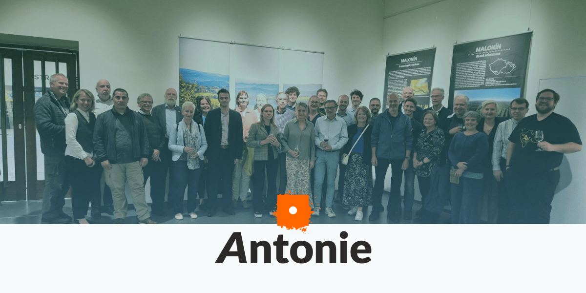 Deelnemers aan de CEN/TC 444 workshop in Praag poseren voor een groepsfoto tijdens de jaarlijkse bijeenkomstweek
