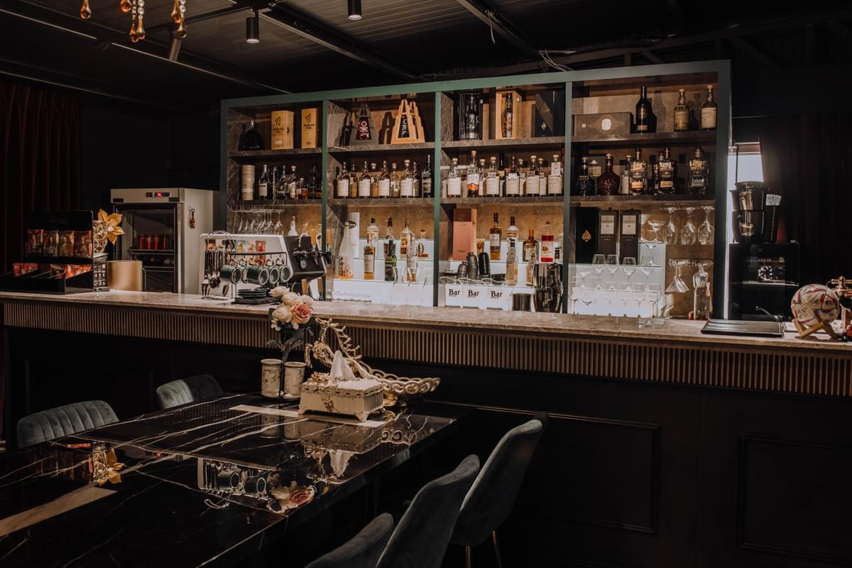 街趣BLOCK&高雄慶生餐廳包廂當您進入我們的包廂時，迎接您的將是一個華麗精緻的環境，散發著奢華和喜悅的氛圍。包廂內部設計融合了現代和古典元素，營造出一個舒適而富有氛圍的用餐空間。柔和的燈光、華麗的裝飾和舒適的座椅將為您和您的賓客帶來無比的舒適感