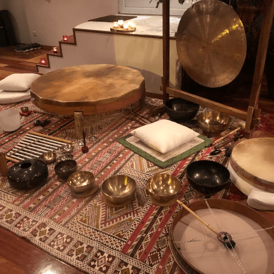 Grand gong, tambours et bols tibétains utilisés lors du bain sonore
