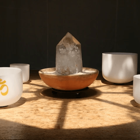Cristal et bols de cristal placés au centre d'un cercle de méditation