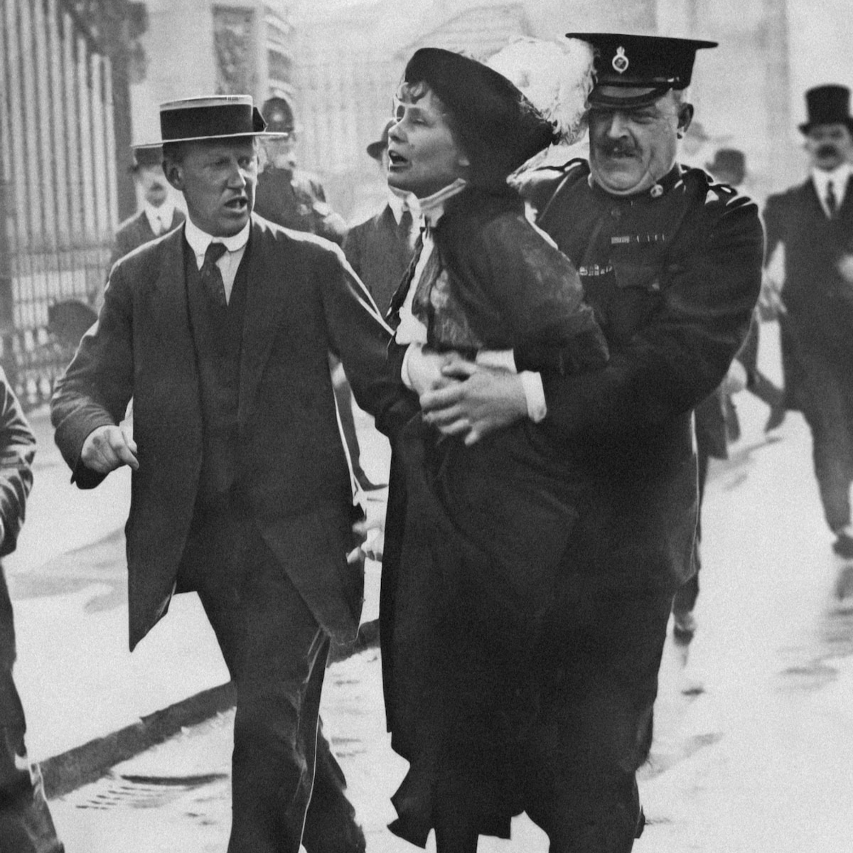 Suffragette (women's rights movement) Emmeline Pankhurst being arrested after protesting near Buckingham Palace. London, England, [1907-1914]. Spaarnestad Photo,SFA002006278 Vrouwenkiesrecht. Arrestatie van suffragette Emmeline Pankhurst die door een politieagent wordt weggedragen van het hek van Buckingham Palace tijdens een demonstratie voor vrouwenemancipatie. Londen, Engeland, [1907-1914].
