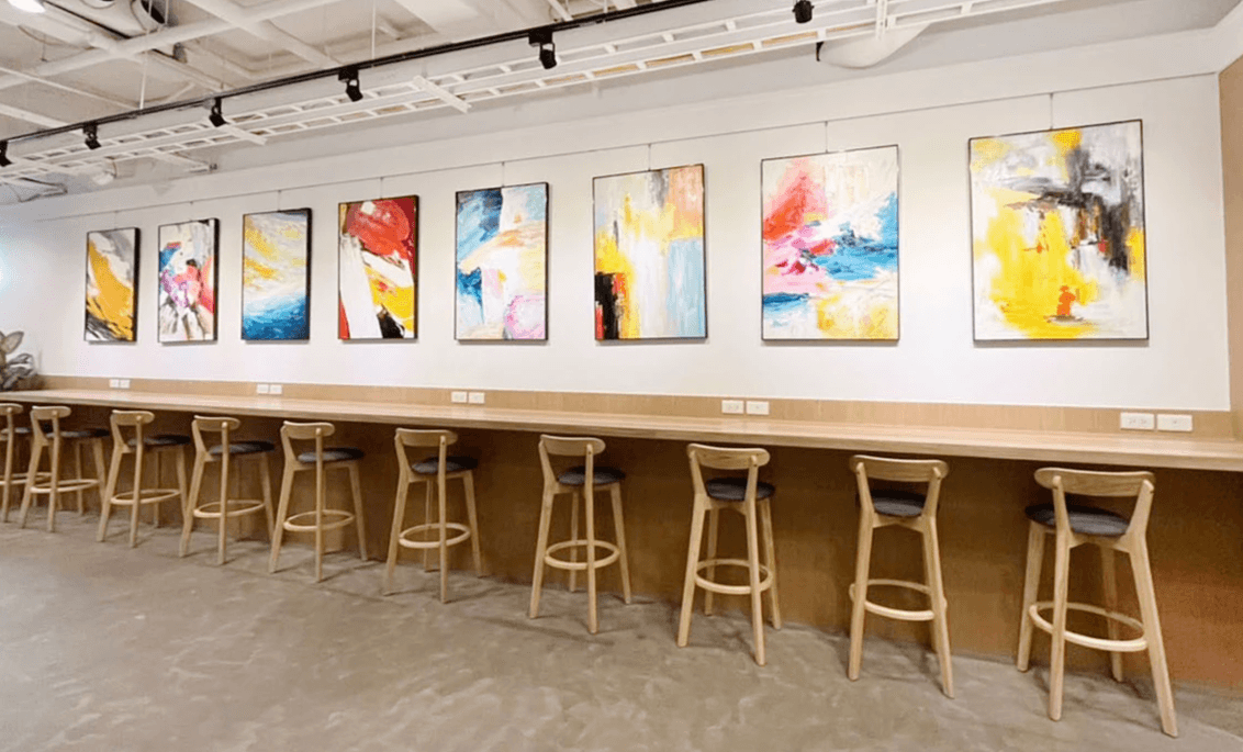 思博客商務中心的會議室公共空間吧台座位區特色照片