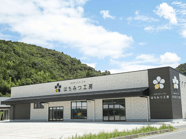 猫と暮らす古民家グランピング【和心村公式】|千葉富津・東京から1時間|サウナ&カフェも完備  千葉県富津市の豊かな自然に囲まれた和心村は、東京から車でわずか1時間、「人と動物と自然が調和する共生の村」をコンセプトにした唯一無二のグランピング