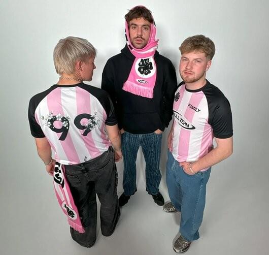 01099 Merch on Strikingly