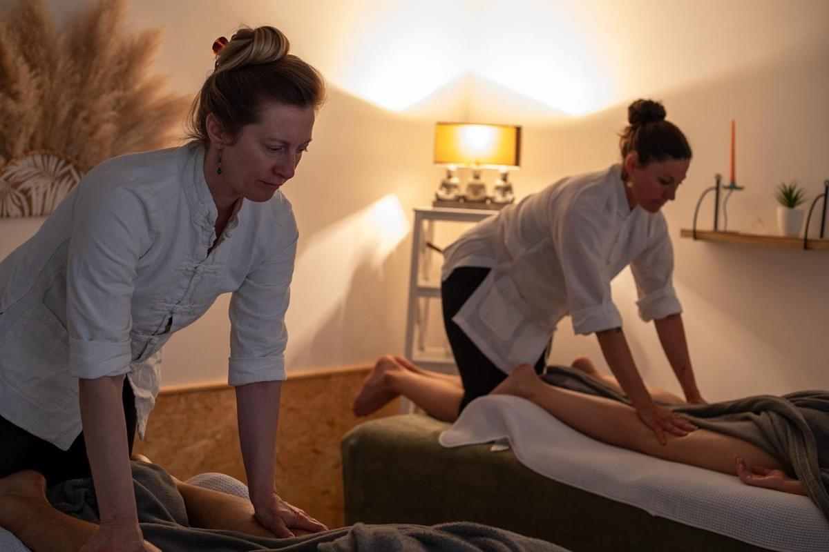 Salle de massage duo avec deux tables au studio Les Alchimistes à Labenne