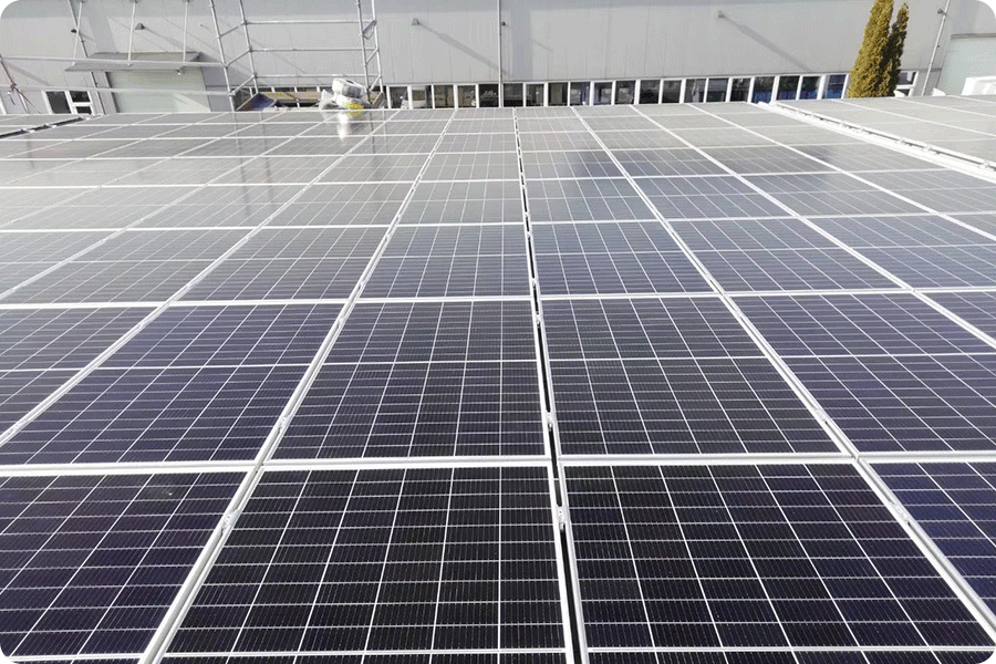 Zastosowanie modułów o wysokiej mocy lub modułów fotowoltaicznych szkło–szkło, a także optymalizacja rozmieszczenia urządzeń oraz odpowiednie rozwiązania konstrukcyjne i montażowe, mogą ograniczyć hałas w elektrowniach fotowoltaicznych.