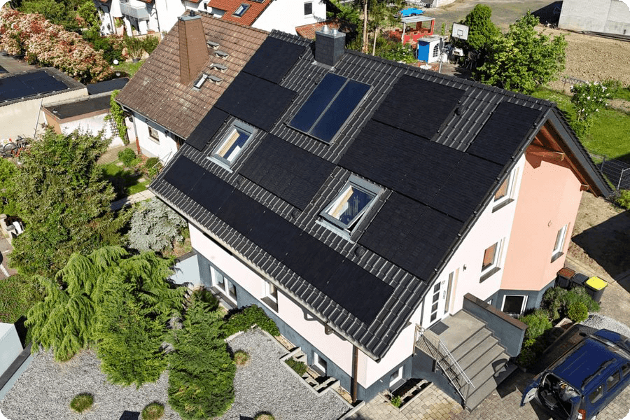 Sistema fotovoltaico modulare in corrente alternata installato su un tetto residenziale italiano, con configurazione flessibile e installazione semplice, che evidenzia l’elevata adattabilità del fotovoltaico distribuito su tetti complessi