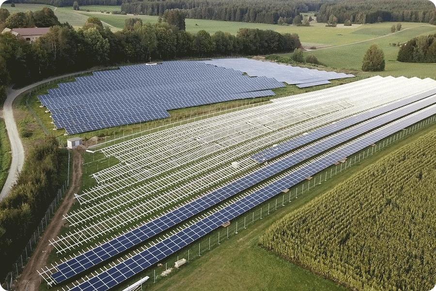 Italienisches Agri-Photovoltaikprojekt, bei dem landwirtschaftliche Flächen mit großflächigen Solarinstallationen kombiniert werden.