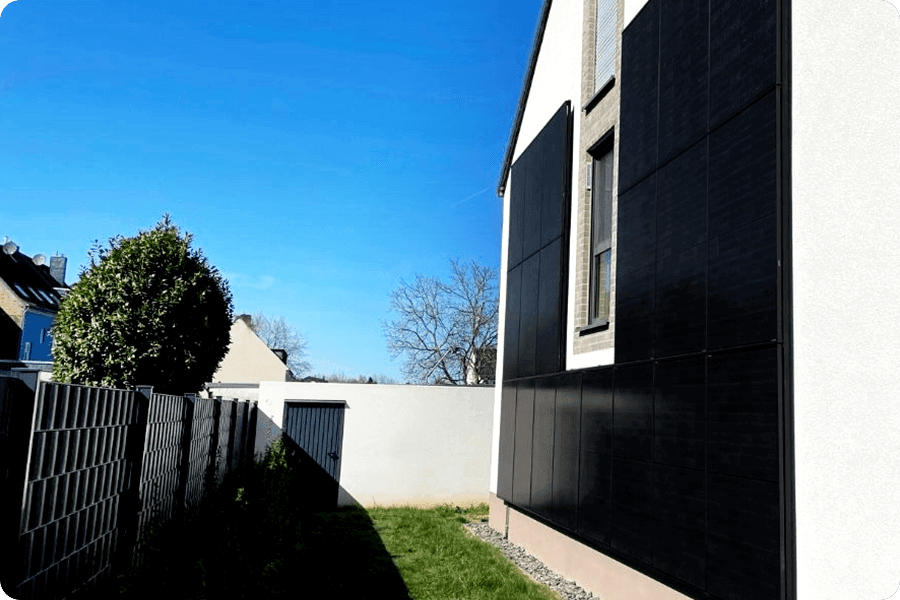 Applicazione di un sistema fotovoltaico modulare in corrente alternata montato su parete esterna, che mostra la leggerezza della struttura, la ridotta necessità di forature e la semplicità del cablaggio.