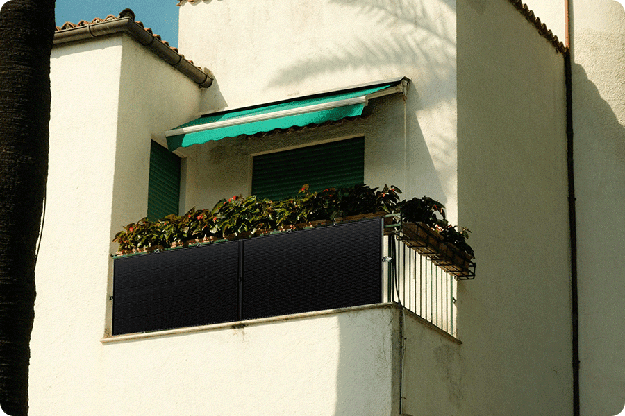 Sowohl 600-W- als auch 800-W-Balkonkraftwerke erzeugen bei Sonneneinstrahlung Strom und versorgen vorrangig die aktuell laufenden Haushaltsgeräte.