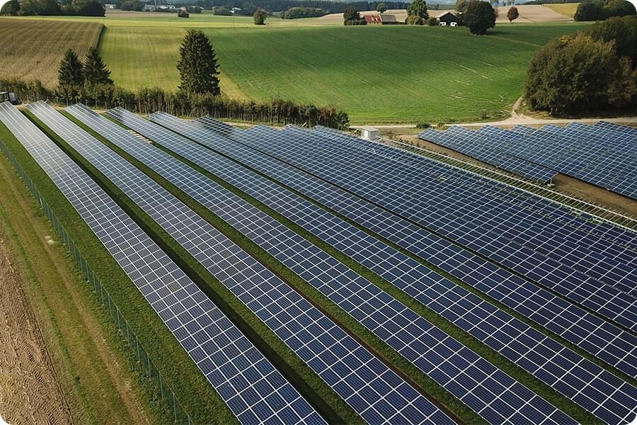 Impianto agrivoltaico con moduli fotovoltaici bifacciali su terreno agricolo per ottimizzare produzione energetica e rendimento