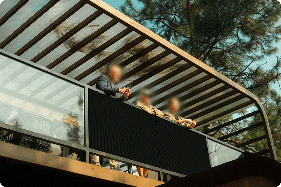 Balkonkraftwerke bestehen in der Regel aus ein bis zwei Photovoltaikmodulen und einem Mikro-Wechselrichter und werden per Stecker direkt an das Hausstromnetz angeschlossen.