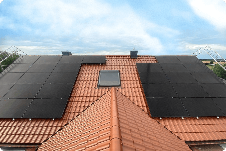 Un sistema fotovoltaico in corrente alternata installato sul tetto di una casa italiana, che mostra la struttura modulare e la compatibilità con tetti a doppia falda