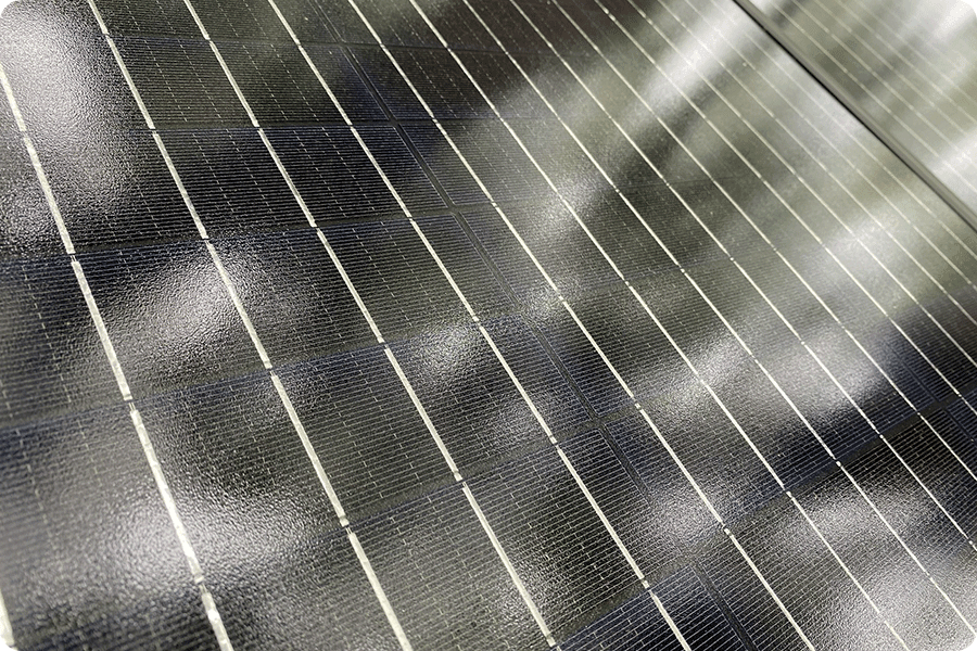 Gros plan sur des cellules de modules photovoltaïques : les grilles conductrices en pâte d’argent, concentrées à la surface des cellules, constituent le premier maillon de fabrication directement affecté par la hausse du prix de l’argent.