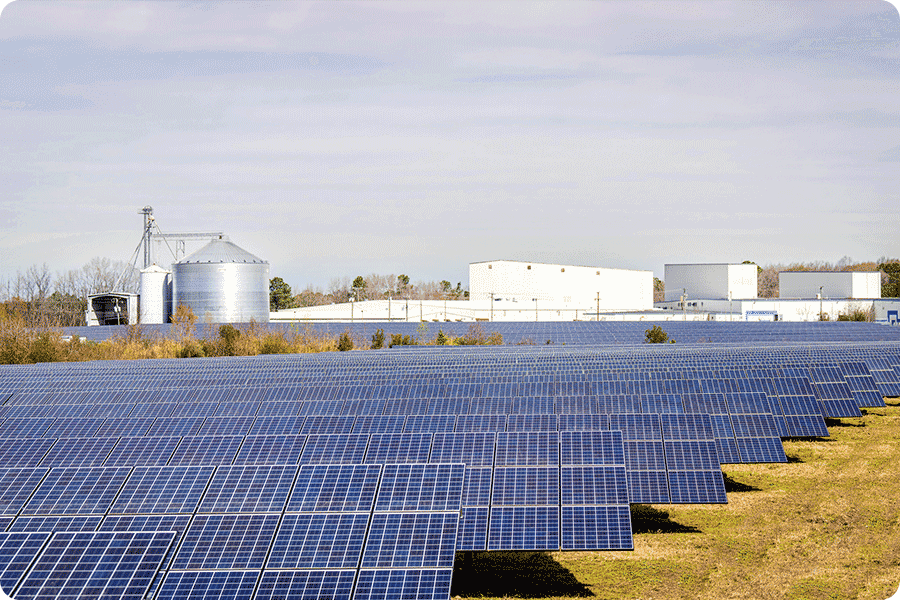 Großes französisches Freiflächen-Photovoltaikkraftwerk als Beispiel für industrielle Solar­infrastruktur.