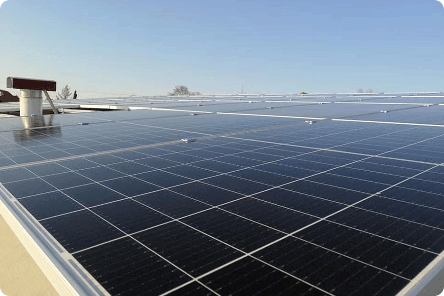 Jeżeli poziom hałasu wytwarzany przez elektrownię fotowoltaiczną nie przekracza lokalnie obowiązujących wartości granicznych, uznaje się ją za zgodną z przepisami.