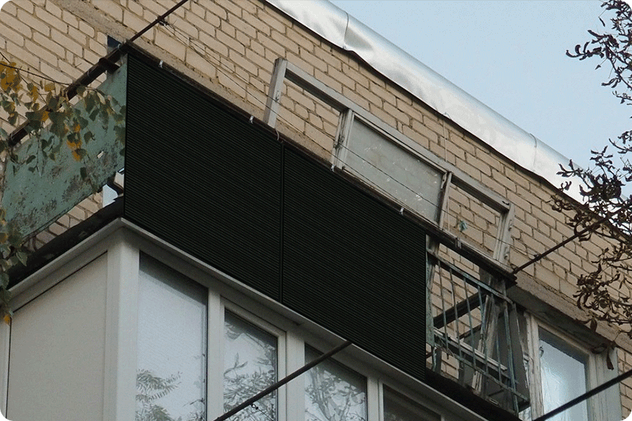 Der von einem Balkonkraftwerk erzeugte Strom wird in das häusliche Stromnetz eingespeist und vorrangig von aktuell laufenden Haushaltsgeräten verbraucht.