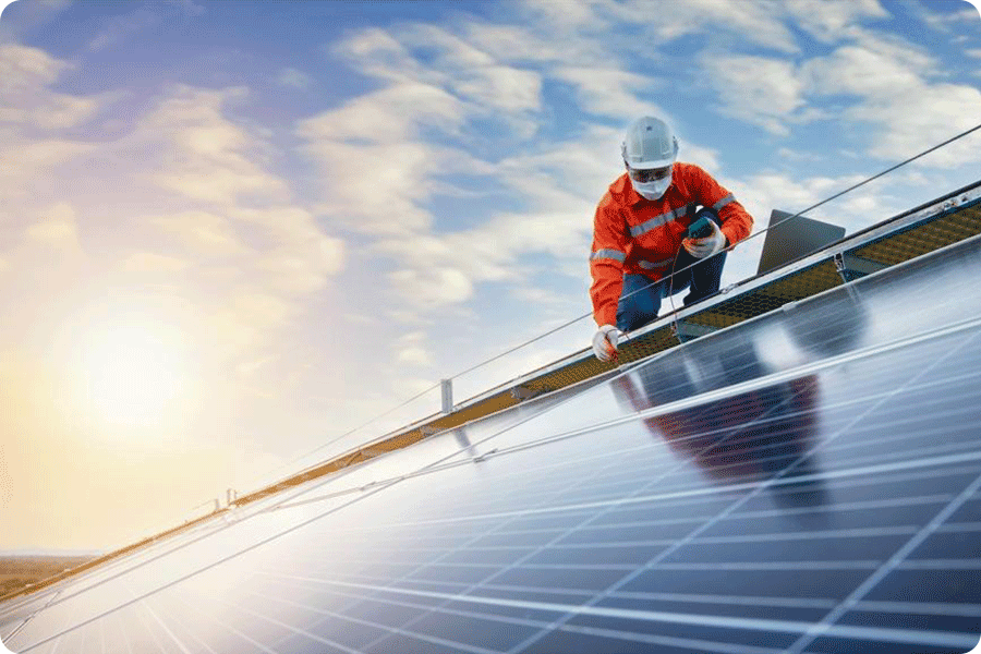 Technicy instalujący moduły fotowoltaiczne na dachu, podkreślający znaczenie długoterminowej niezawodności i certyfikacji bezpieczeństwa przy wyborze projektu