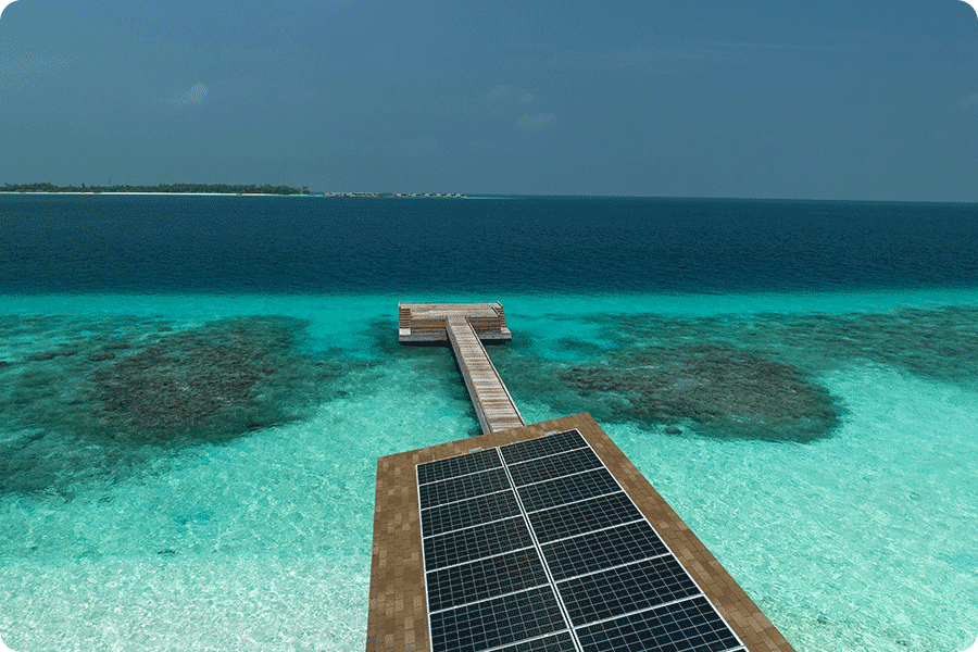 applicazione di moduli a doppio vetro in ambiente ad alta nebbia salina e umidità, con evidenza dell’impatto dello stress ambientale sulla stabilità strutturale.