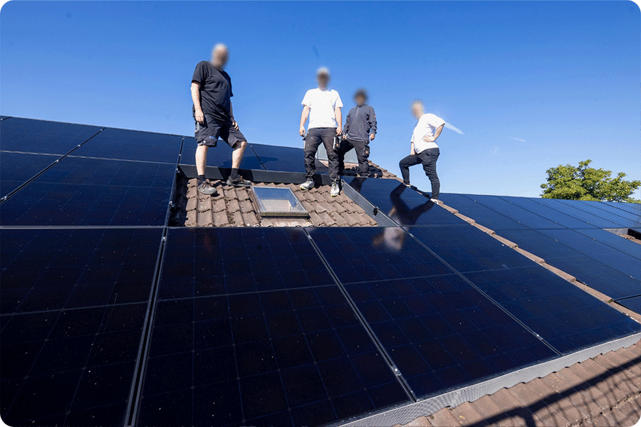 Wokół hałasu elektrowni fotowoltaicznych narosło wiele mitów, jednak większość z nich jest nieprawdziwa – w trakcie pracy elektrownie fotowoltaiczne nie powodują znacznego hałasu ani zagrożeń dla zdrowia.