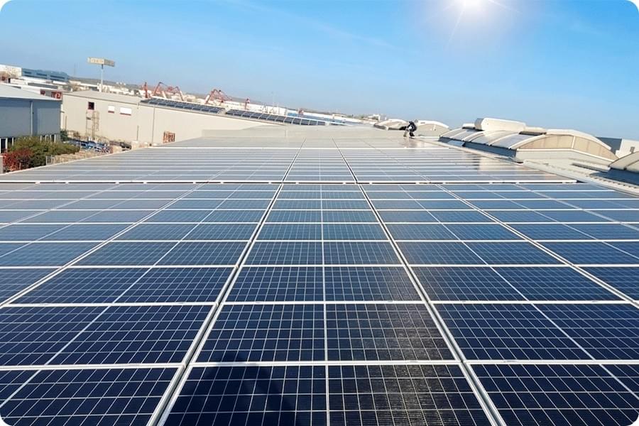 Großflächige gewerbliche Dach-Photovoltaikanlage bei hoher Sonneneinstrahlung und Hitze als Beispiel für Projekte, bei denen der Temperaturkoeffizient besonders relevant ist