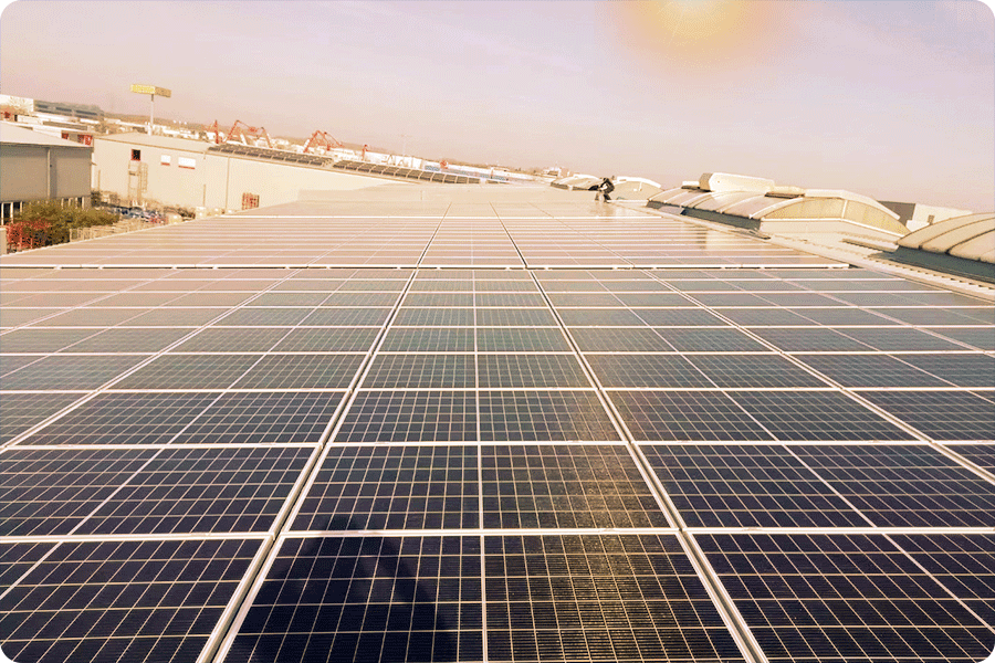 Schemat rozmieszczenia modułów fotowoltaicznych na dachach komercyjnych i przemysłowych w Europie Południowej podczas letniej pracy w wysokiej temperaturze, służący do analizy zależności między współczynnikiem temperaturowym a uzyskiem energii w warunkach wysokiej temperatury.