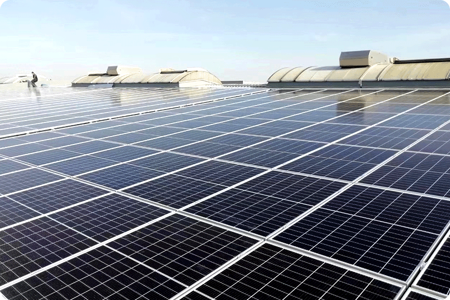 Scénarios d’application typiques des systèmes photovoltaïques sur toitures commerciales et industrielles en Italie dans des environnements à haute température, avec une disposition dense des modules visant à augmenter la part d’autoconsommation.