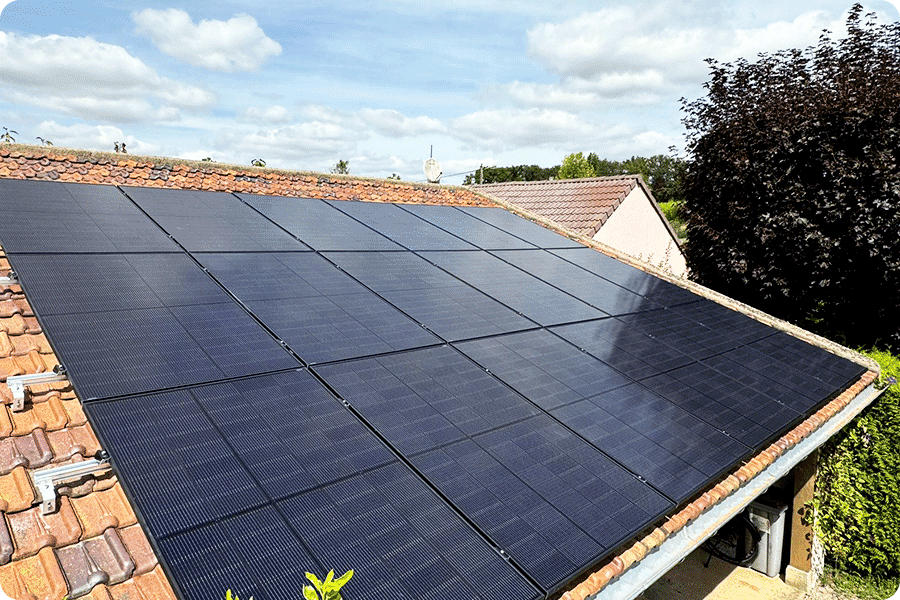 Le prestazioni di lungo periodo di un impianto fotovoltaico dipendono soprattutto dal modo in cui la struttura gestisce tempo, sollecitazioni e incertezze.