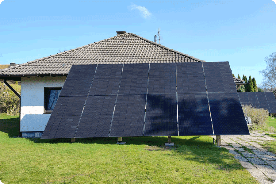 Dodatkowa przestrzeń przy domu odpowiednia do montażu fotowoltaiki ogrodowej.