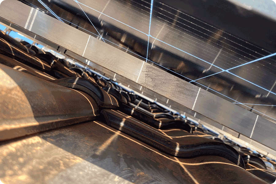 Jasne dachy, montaż podniesiony i mniejsze zacienienie sprzyjają wyższemu dodatkowemu uzyskowi energi