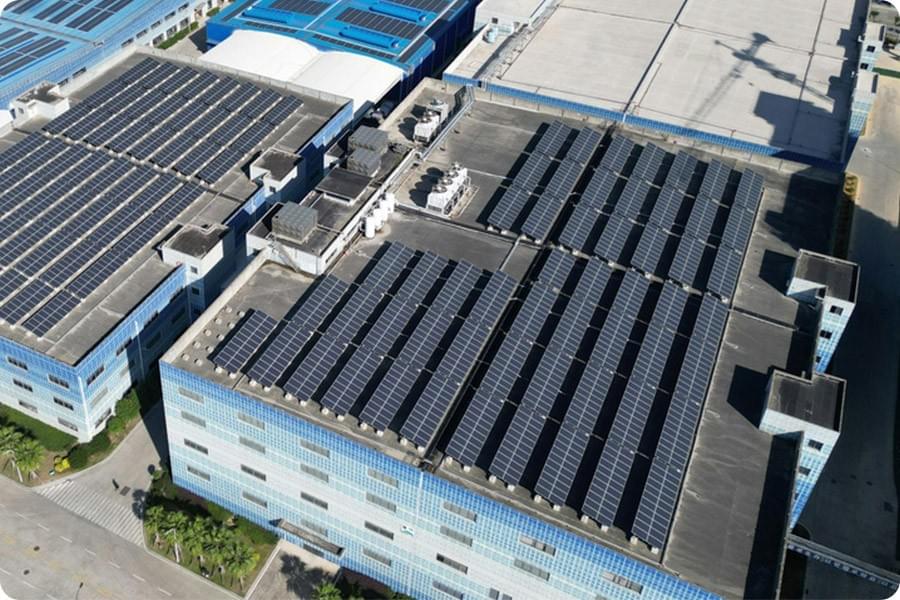 Exemple de toiture photovoltaïque commerciale et industrielle avec espace limité, montrant qu’en présence de lanterneaux et d’équipements techniques nombreux, l’implantation dépend davantage du rendement par mètre carré