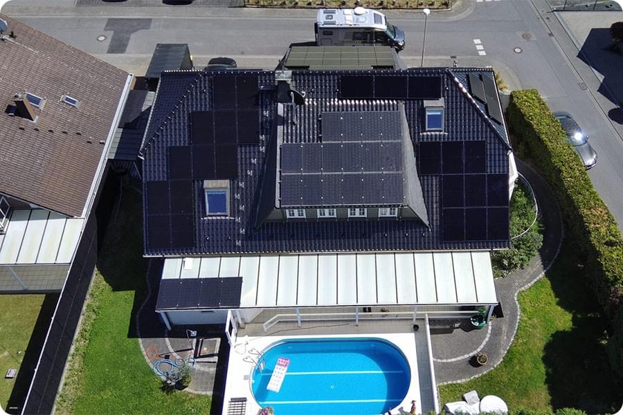 Esempio di impianto fotovoltaico su tetto inclinato residenziale, con moduli installati vicino alla copertura: la luce riflessa sul retro è limitata e il guadagno bifacciale risulta contenuto.