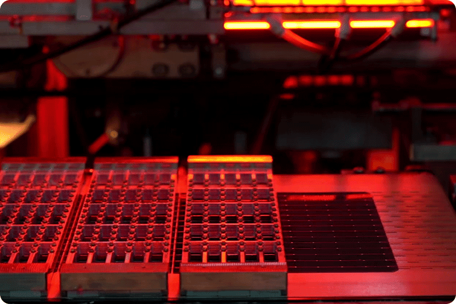 Processus de soudure des cellules pendant la fabrication ; l’offre, la transition technologique et les attentes du marché influencent le prix des modules photovoltaïques.