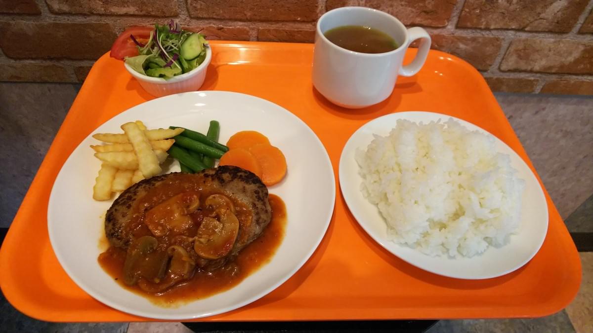 ハンバーグ　デミトマトソース仕立て