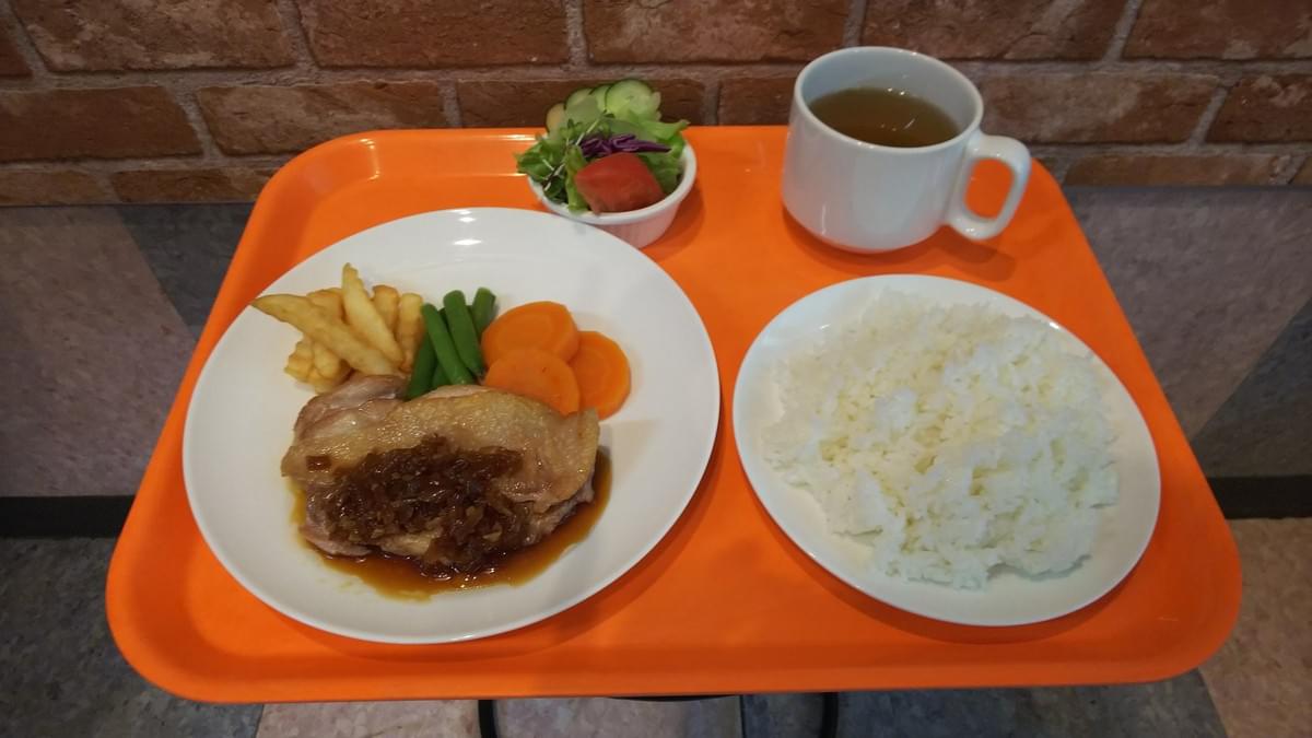 チキンソテー　特製ガーリックソース仕立て