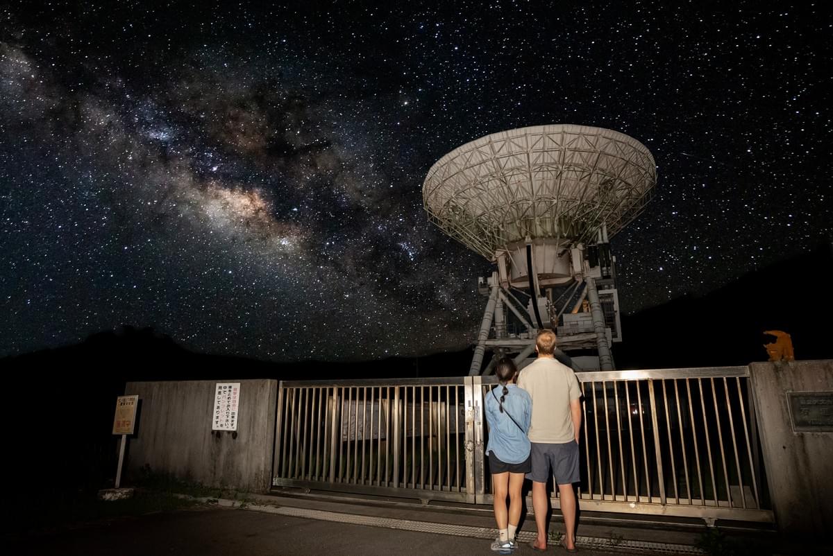 国立天文台 VERA石垣島観測局の電波望遠鏡で佇む（星夜巡礼）