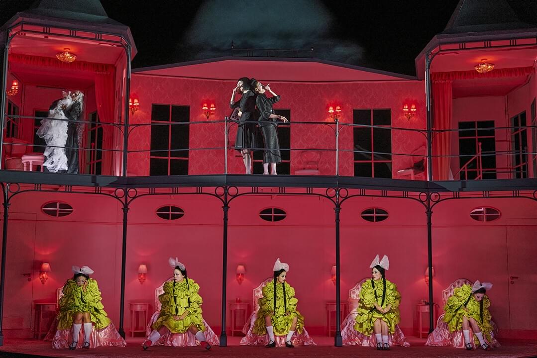 Esther Hausmann, Kotti Yun, Paulina Alpen, Claudia Hüb­becker Friederike Wagner, Amanda Babaei Vieira,  Alisa Lien Hrudnik, Anne Rietmeijer,  Foto: Matthias Horn