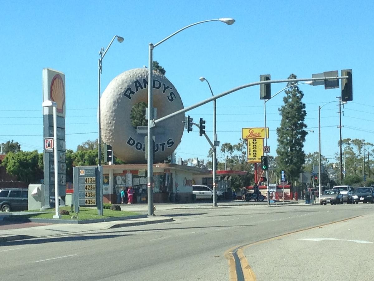 Top-Places-To-Visit-In-California-Randys-Donuts-Los-Angeles